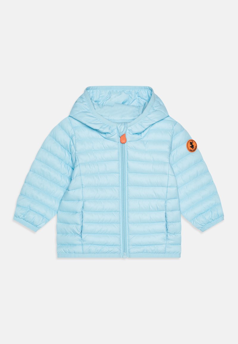 Lys blå puffjakke med hette, med glidelås foran, ribbestrikkede mansjetter, og et oransje logo-lapp på venstre arm.