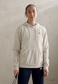 adidas Sportswear ESSENTIALS SMALL LOGO FEEL COZY HOODIE - Sweatshirt com capuz - alumina