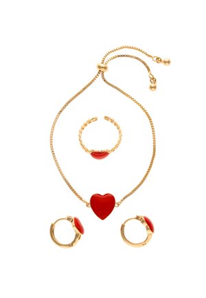 Arany ékszerszett piros szív alakú kövekkel, állítható nyaklánccal, nyitott gyűrűvel és karika fülbevaló párral.