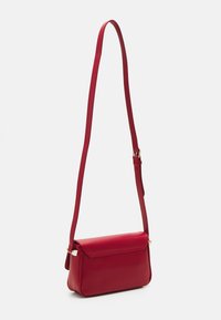 Borsa a tracolla rossa in pelle, di forma rettangolare, texture liscia, con tracolla regolabile e dettaglio di chiusura a patta.