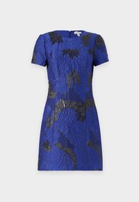 Zilā kleita ar īsām piedurknēm, kurai ir melns reljefais ziedu raksts. Kleitai ir pieguļoša forma un aizmugurējā rāvējslēdzēja aizdare.