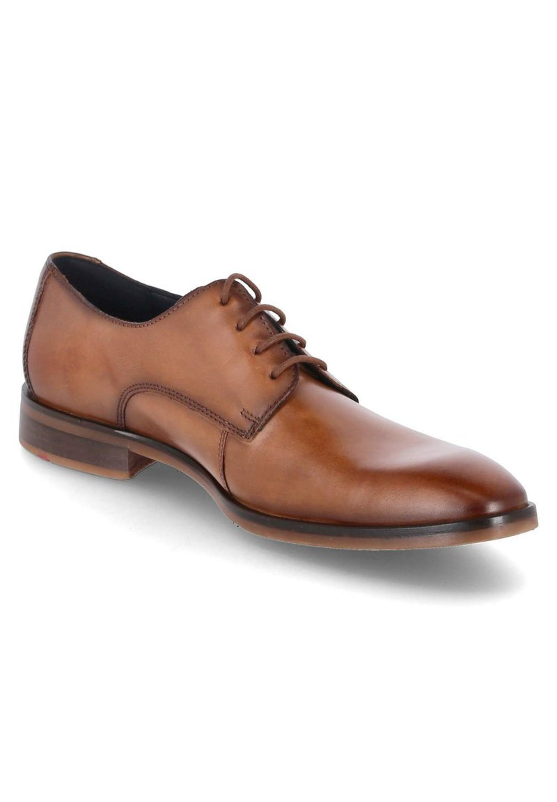 Scarpa da dress in pelle marrone con finitura liscia, punta arrotondata e design di allacciatura a quattro occhielli. Caratterizzata da un tacco basso impilato e cuciture minime.