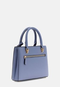 Lichtblauwe handtas met een getextureerde afwerking, gouden hardware, twee bovenhandvatten en een ritsvak aan de voorkant. Stevige rechthoekige vorm.