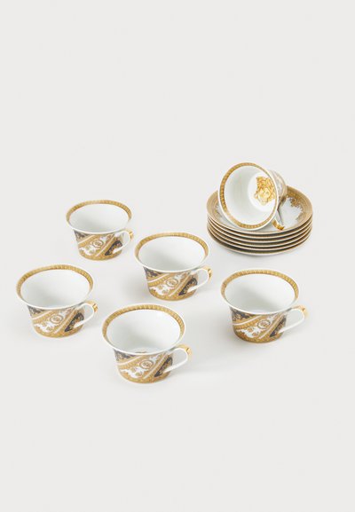 Sæt af seks porcelænskopper med et guld- og sort paisleymønster. Hver kop har en buet form og en kant med guldkant.