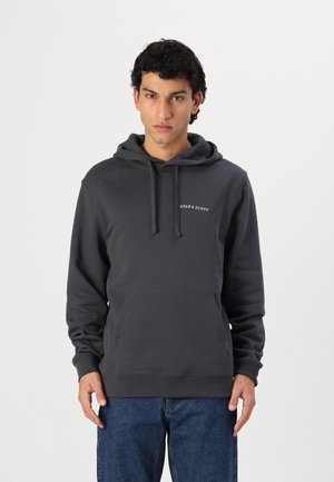 Szürke kapucnis pulóver, kenguruzsebbel és húzózsinóros kapucnival. A "LYLE & SCOTT" felirat fehér színben található a mellrészen. Puha anyag, kényelmes, laza fazon.