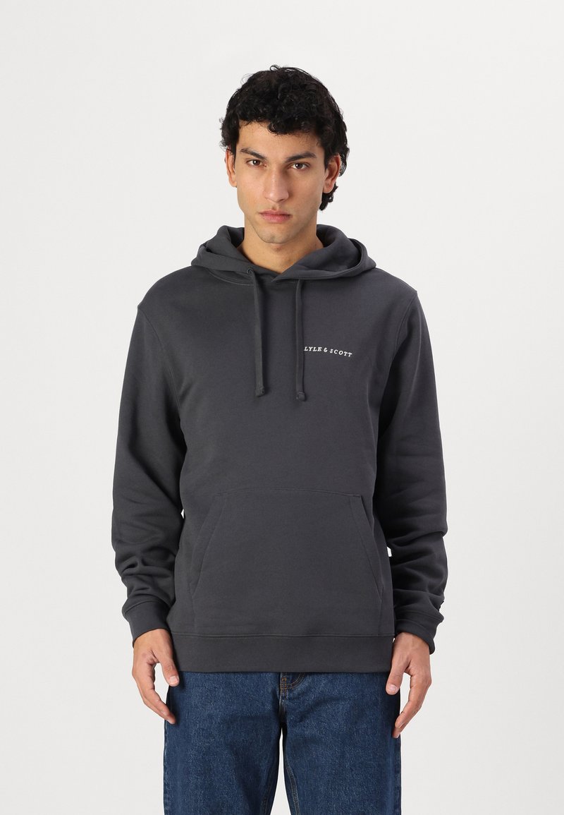 Siv hoodie s kapuco in kenguru žepom in naramnicami. Besedilo "LYLE & SCOTT" v beli barvi na prsih. Mehka tkanina, sproščen kroj.