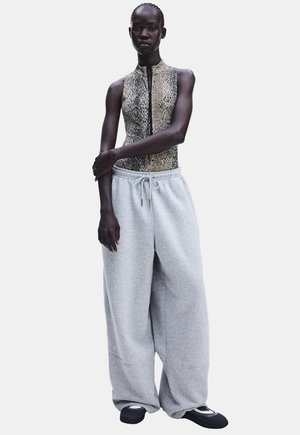 On, OVERSIZED SWEATPANTS - Pantalones deportivos - alloy heather