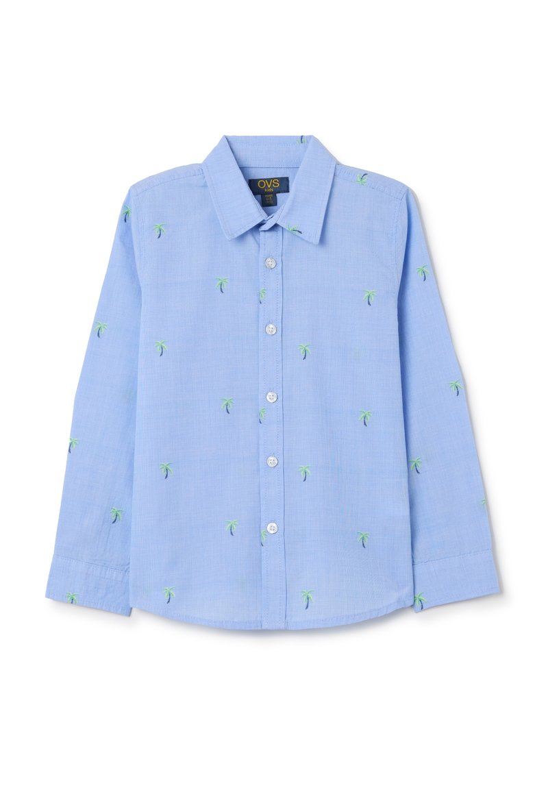 Camicia azzurro chiaro a maniche lunghe realizzata in tessuto con piccole ricami di palme verdi, dotata di pattina con bottoni e colletto classico.