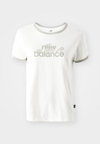 Balta medvilninė marškinė su pilku apvadu, su gėlių piešiniu ir užrašu "new balance" šviesiai žalia spalva. Trumpomis rankovėmis, standartinio pritaikymo.