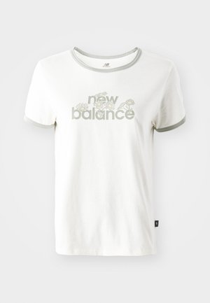 Vit bomullströja med grå detaljer, med ett blommönster och texten "new balance" i ljusgrönt. Korta ärmar, standardpassform.