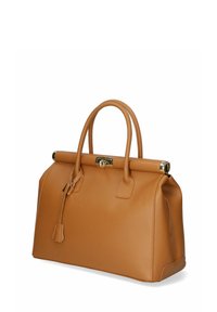 Tote-väska i brunt texturerat läder med rundade handtag, ett överstängning och detaljer i guldton, med en sidoflikdetalj.