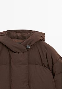 Bruine gevoerde jas met een capuchon, gestikte compartimenten, een knoopsluiting en een matte, gladde textuur.