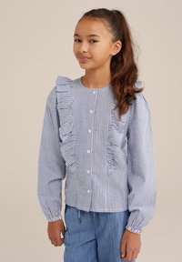 Juostuota mėlynai ir baltai palaidinė su raukiniais, mygtukai priekyje ir ilgomis rankovėmis su elastingais manžetais. Audinys atrodo lengvas.