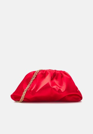 Rode satijnen clutch met gouden kettingriem, rustend op een wit oppervlak.