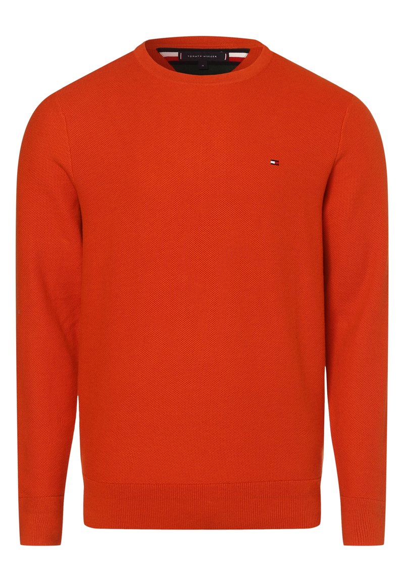 Pull en tricot orange avec un col rond, des poignets et un ourlet côtelés. Présente un petit logo sur la poitrine. Design en tissu texturé.