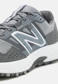 New Balance 410 V8 - Trail tekaški čevlji - shadow grey