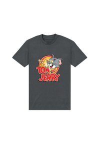 Grå bomulds t-shirt med en farverig grafik af tegneseriefigurerne Tom og Jerry med fed rød tekst, placeret mod en cirkulær baggrund.