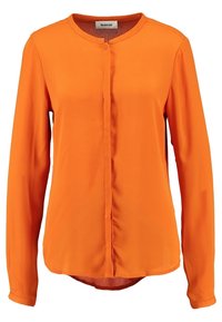 Orange langærmet bluse lavet af glat stof, med en rund krave, knaplukning foran og en let buet kant.