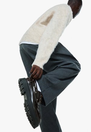 Bershka BRUSHED-EFFECT - Scarpe da barca - brown