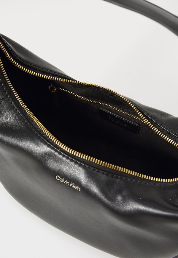 PINCHED CRESCENT - Handbag2