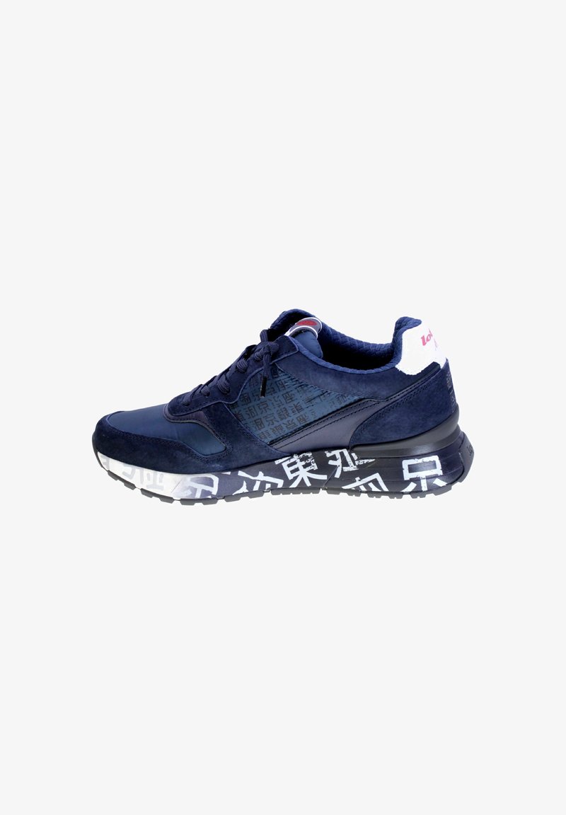 Sneaker blu navy realizzata con materiali misti, tra cui texture sintetiche lisce e camoscio, con stampa grafica bianca sulla suola e dettaglio del tallone a contrasto.