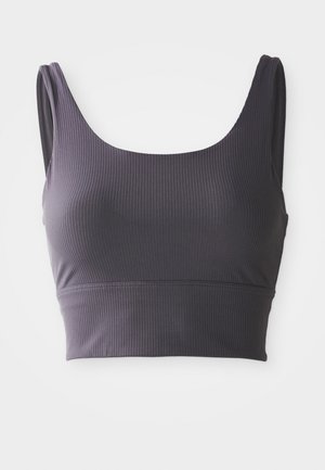 Top de tanque corto gris con acanalado, tirantes anchos y escote redondeado. Textura suave y diseño ajustado. Detalles de costura en la cintura.