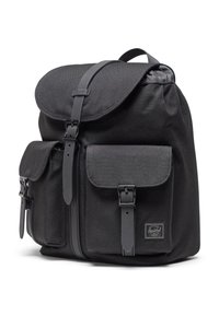 Čierny plátený ruksak so sklápacím uzáverom, dvoma prednými vreckami a nastaviteľnými popruhmi. Obsahuje logo nášivku a plastové spony.