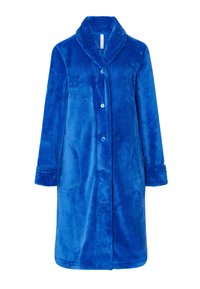 Bata de felpa azul con un cuello de chal texturizado, cierre de botones, dos bolsillos laterales y mangas largas con puños estampados.
