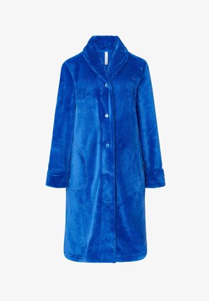 Bata de felpa azul con un cuello de chal texturizado, cierre de botones, dos bolsillos laterales y mangas largas con puños estampados.