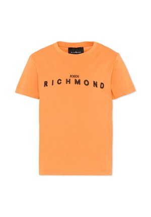 Oranje T-shirt met korte mouwen met zwarte tekst "JOHN RICHMOND" centraal op de borst in vetgedrukte letters.
