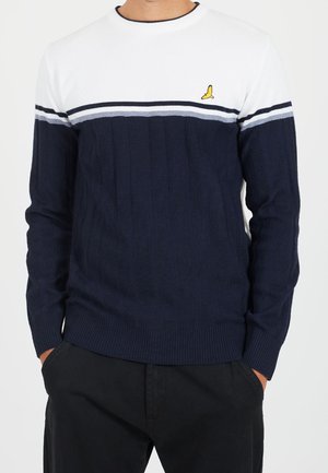 Navyblauer gestrickter Pullover mit weißen und grauen horizontalen Streifen. Gerippte Textur, Rundhalsausschnitt und ein kleines gelbes Logo auf der Brust.
