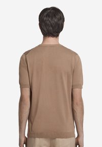 Kortærmet, brun strikket sweater med en glat overflade og en rund hals, der har ribbede kanter og manchetter. Vist bagfra.