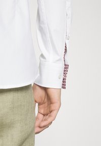 HUGO KOEY - Cămașă elegantă - open white
