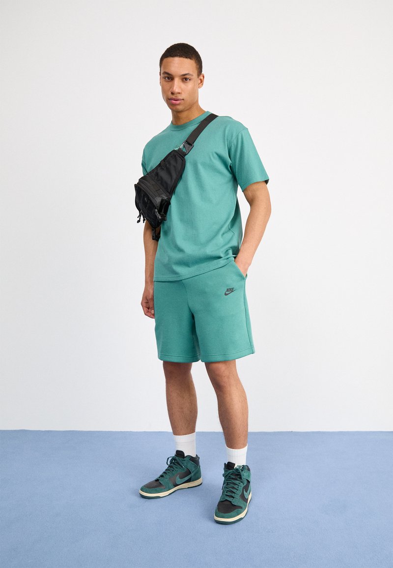 Nike Sportswear TEE - Paprasti marškinėliai - bicoastal