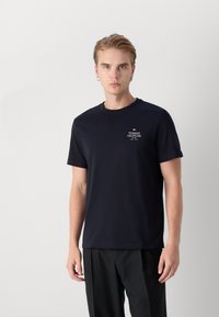 Tommy Hilfiger STACK TEE - T-shirt basic - desert sky