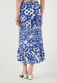 Fustă cu model alb și albastru, cu tiv evazat, realizată dintr-un material texturat. Designul include forme abstracte și motive florale.