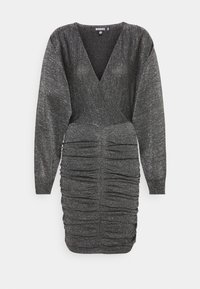 Svart, skimrande klänning i tyg med djup V-ringning, lång ärm och rynkade detaljer längs kroppen som skapar en figurnära silhuett.