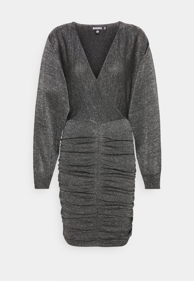 Svart, skimrande klänning i tyg med djup V-ringning, lång ärm och rynkade detaljer längs kroppen som skapar en figurnära silhuett.