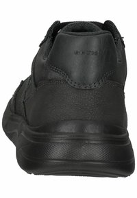 Sneaker in pelle nera e mesh con un retro testurizzato, suola ammortizzata e branding discreto. Presenta un design liscio e arrotondato per il massimo comfort.