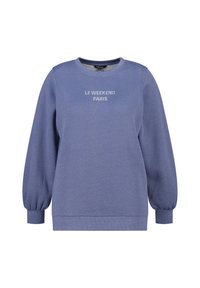 Blauwe trui met lange, opbollende mouwen en ronde halslijn. Voorzien van de tekst "LE WEEKEND PARIS" in een contrasterend lettertype op de borst.