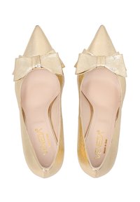 Zlatem zdobené lodičky na vysokém podpatku s špičatou špičkou a mašlovým akcentem. Hladký, metalický povrch s otevřeným bočním designem. Interiér je béžový.