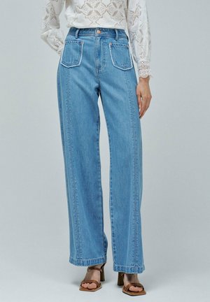 Jeans a vita alta blu chiaro con gamba ampia. Presentano due tasche anteriori, cuciture a contrasto e chiusura con bottone.