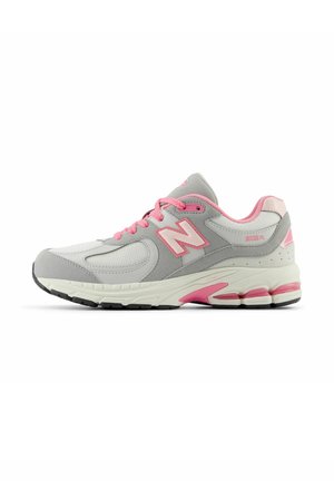 Grijze en witte sportschoen met roze accenten, gemaakt van suede en mesh materialen, gedetailleerd vetersysteem en een gevoerde zool met een gestructureerde grip.