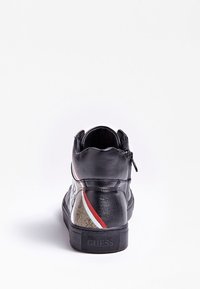 Czarne sneakersy typu high-top z gładką skórzaną powierzchnią, kontrastującymi akcentami w kolorze czerwonym i białym oraz teksturowanym panelem bocznym; wyposażone w tylny zamek błyskawiczny.