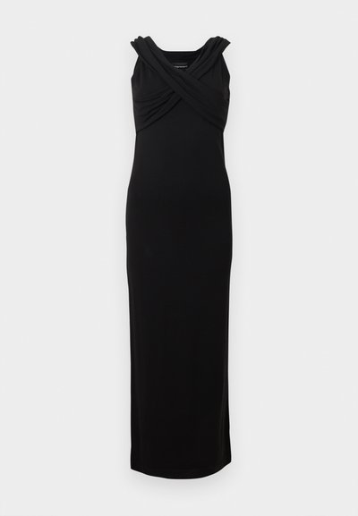Αμάνικο μαύρο βραδινό φόρεμα με εφαρμοστή σιλουέτα και υφασμάτινη λεπτομέρεια με ανάκλιση στη λαιμόκοψη και τους ώμους.