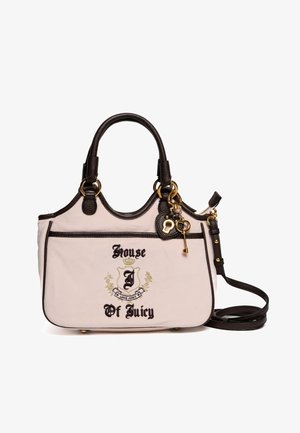 Beige Tragetasche mit dunkelbraunen Lederelementen, goldenen Beschlägen, gesticktem "House of Juicy"-Logo und abnehmbarem Schlüsselanhänger. Verfügt über einen verstellbaren Tragegurt.