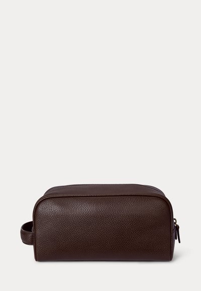 Trousse de toilette rectangulaire en cuir texturé marron foncé avec poignée latérale et fermeture éclair sur fond uni.