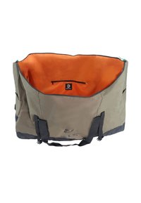 Grande borsa da viaggio color verde oliva con una base grigia uniforme. Interno arancione brillante, chiusura con zip, tasche laterali doppie e robuste cinghie nere.