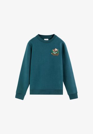 Sudadera de cuello redondo de color azul verdoso con bordado de montaña, árboles y lago en el pecho, etiquetada como "Scalpers Green Lake".