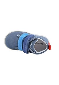 Scarpa di tessuto blu con cinturini in velcro, dettagli in un blu chiaro a contrasto, puntale arrotondato e una linguetta rossa sul tallone. Parte superiore in tela testurizzata.